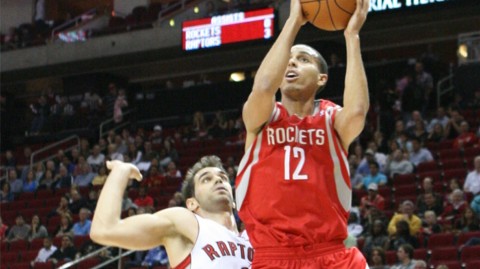 怀旧经典：姚明叶莉携女观战，火箭名宿场边温情重聚