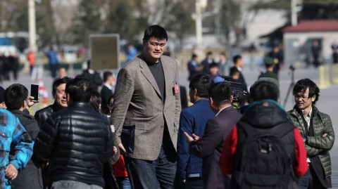 两会风云录：姚明刘翔遭遇围堵，人民大会堂前的明星委员众生相