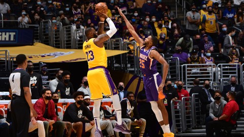 文班亚马35分破邓肯纪录！马刺主场击退开拓者拿下季后赛开门红