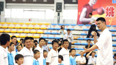 十五年过去了,酒泉那堂特别的篮球课,我至今还记得姚明弯腰抱起孩子的那一刻