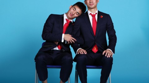深圳男篮烈豹化身时尚男模 球场硬汉演绎创意写真新风尚